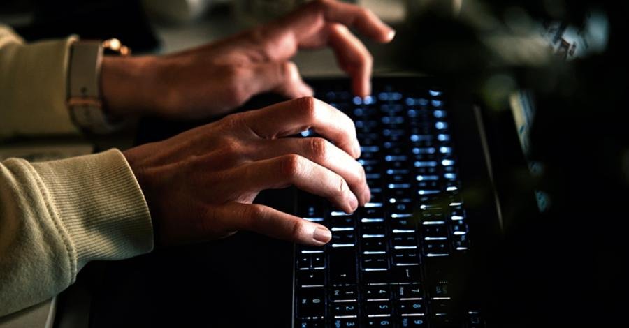 Lei 15.487/2026 eleva penas da violência sexual digital contra crianças, agrava o uso de inteligência artificial e já está em vigor
