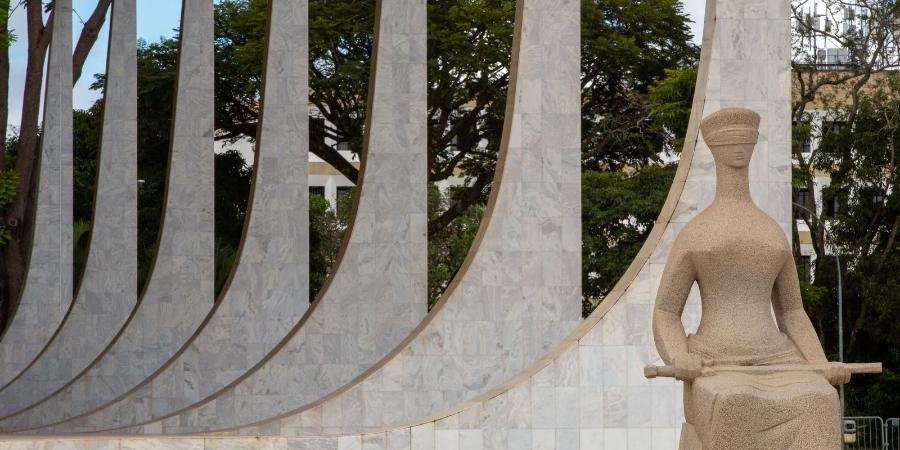 Fenaj e Abraji cobram esclarecimentos sobre a identificação da fonte de jornalista no Maranhão, e o caso alimenta o debate sobre decisão monocrática em garantia constitucional
