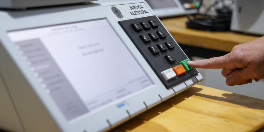 Presidente do Tribunal Superior Eleitoral manda Eduardo Bolsonaro retirar em 24 horas publicações com desinformação sobre as urnas eletrônicas