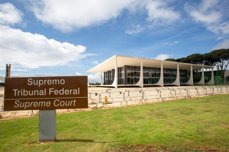 Treze ex-ministros do STF pedem a Fachin apuração imediata dos fatos que envolvem integrantes da corte