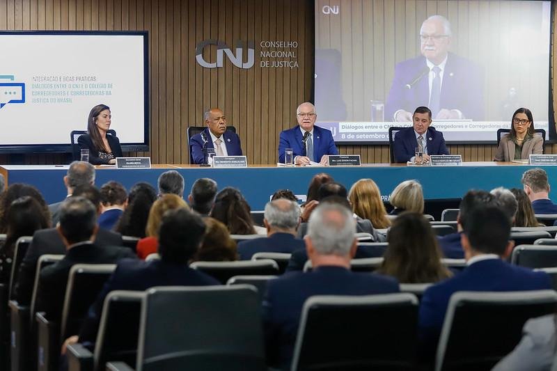 Fachin afirma que a Justiça não faltará à legalidade constitucional e fixa prazo para as manifestações no procedimento sobre a crise