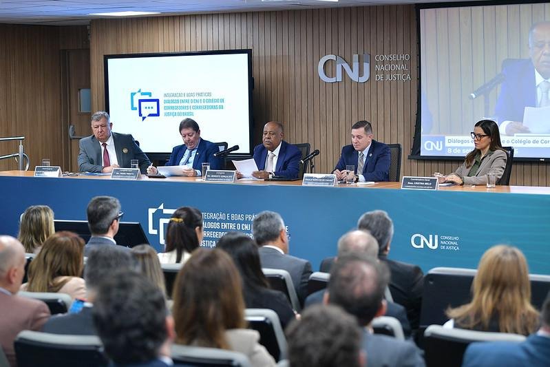 Coluna questiona quem define o que o juiz vê quando a triagem de processos passa a ser feita por inteligência artificial