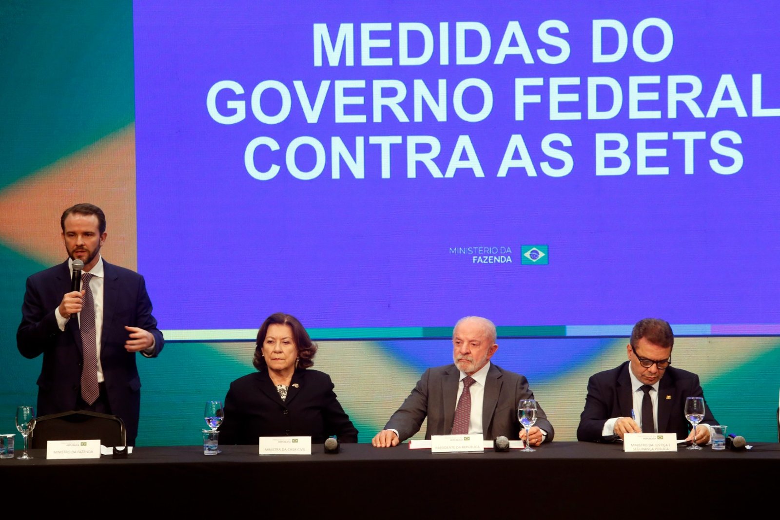 Medida provisória proíbe as apostas on-line, e o Executivo anuncia projeto que tipifica crimes de jogo pela internet