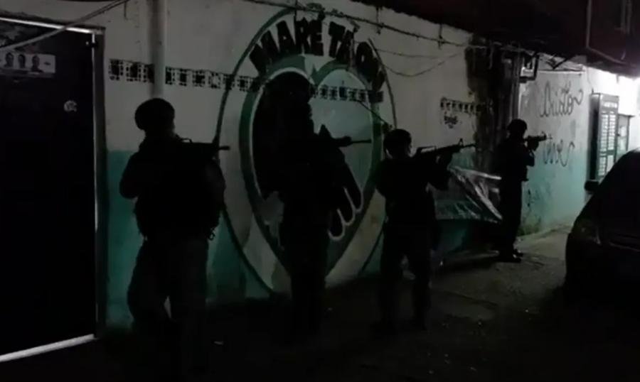 Operação da PM no Complexo da Maré deixa três mortos e termina com 12 presos, 12 fuzis e 83 quilos de drogas apreendidos