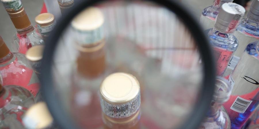 MP de São Paulo denuncia comerciante e fornecedor por bebida adulterada com metanol que cegou uma mulher