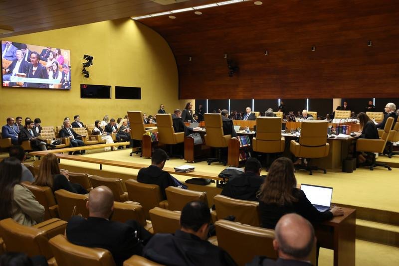 STF fixa que vínculo público contínuo garante a opção pelo regime previdenciário anterior